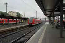 Hier fahren zwei Et425er als RE nach Dillenburg am 3.6.12 in Gie�en ein.
