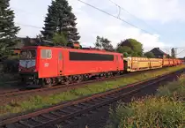 Herrath. Gerade hat die 155 214-0 den Bahnh�bergang Seidenweberstra�e in Richtung Rheydt passiert am Abend des 6. Juni 2012, im Schlepp einen Autotransporterleerzug bestehend aus franz�sichen Wagons.