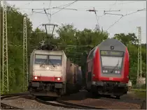 Zugbegegnung auf der KBS 480. Die 185 579-0 (Crossrail) mit G�terfracht am Haken trifft auf den Regional Express 9 mit Personenfracht an Bord. Motto: Einfach zur�cklehnen und geniessen. Location: Eschweiler Kr.Aachen / Juni 2012.
