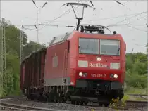 Die 185 192-2 in Aktion auf der KBS 480 bei Eschweiler,am Haken schwere G�terfracht.
Aufnahme vom 4.Juni 2012.