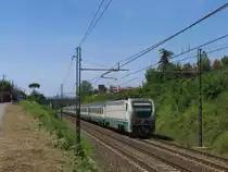 E402B.148 mit IC 511 Torino Porta Nuova-Salerno in die N�he von das ehemalige Bahnhof Montignoso am 10-5-2012.