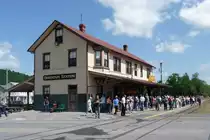 Am Bahnhofsgeb�ude der EBT haben sich schon viele Eisenbahn-Fans zur Saisoner�ffnungsfahrt versammelt und erwarten den ersten Zug (Orbisonia, PA, 6.6.09).