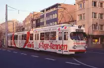 K�ln Tw 3769 mit einer Werbung f�r das damals noch in K�ln ausgetragene Sechstagerennen passiert mit einem morgendlichen Kurs die Siegburger Stra�e, 15.12.1992.
