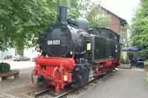 Die Bottwartalbahn am 7. Juni 2012 am Bahnhof Steinheim an der Murr. Denkmallok 99 651 (im Volksmund „Entenm�rder“ genannt) auf einem St�ck Meterspur direkt am Bahnhofsgeb�ude.