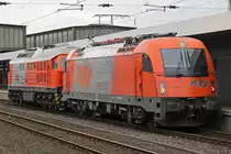 1216 902 und 230.077 warten am 11.5.12 in Duisburg hbf auf ihre Ausfahrt.