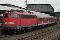 110 449 zieht am 11.5.12 einen RB35 Verst�rker in Duisburg Hbf ein.