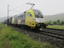 Die ES 64 U2 war am 06.06.12 mit einem G�terzug Richtung W�rzburg unterwegs. Fotografiert wurde sie kurz vor Th�ngersheim   