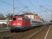 Eine Erinnerung an die 110 425: Die 110 425-6 fuhr an einem sch�nen Oktobertag im Jahr 2011 mit einem Pbz durch den Bahnhof Leer. Inzwischen liegt die 110 425 seit dem 04.06.2012 beim Bender in Opladen auf dem Schrott.