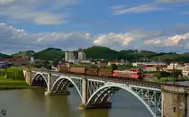 S� 363-021 zieht G�terzug �ber die Draubr�cke Richtung Verschiebebahnhof Tezno. /1.6.2012