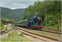 Anl�sslich der Kindertage in Vr�tky, f�hrt  Papagei  477 013 als Os 31217 von Vr�tky nach Kremnica, hier bei der Einfahrt in Kremnica. 
2.6.2012