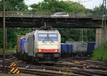 185 579-0   Adriana  von Crossrail kommt aus Richtung K�ln mit einem Containerzug aus Italien nach Belgien und f�hrt Aachen-West ein in der Abendsonne am 5.6.2012.