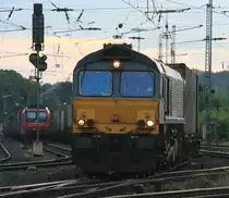 Die Class 66 DE6306 von DLC Railways f�hrt mit einem Containerzug von Aachen-West nach Belgien in der Abendstimmung am 5.6.2012.