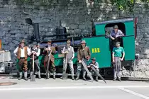 BRB H 2/3 Nr. 5 von 1891 wurde im Winter 2011/12 total revidiert. Nach einer Pr�sentationsfahrt zum Schneebruch in die Morgenweid sind wir wieder zur�ck in Brienz. BRB-Crew posiert in historischer Aufmachung wie Anno 1892... Aufnahme vom 24. Mai 2012, 12:52
