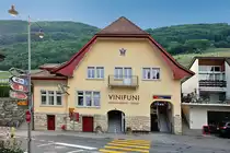 Vinifuni-Talstation in Ligerz-Gl�resse. Geb�ude von 1911-12, aufgestockt im Jahre 1924. Nur ein paar Schritte von der SBB-Station Ligerz entfernt, ist ein Umsteigen besonders praktisch. Aufnahme vom 24. Mai 2012, 18:56