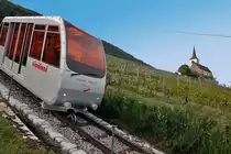 Vinifuni (Baujahr 2004) braust mit 5 m/s talw�rts vorbei. Blick auf Kirche Ligerz mit Rebhang. Aufnahme vom 24. Mai 2012, 18:51