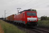 Auf der Kbs 495 kommt am Nachmittag des 7.6.2012 die  189 050-8 in Richtung Neuss G�terbahnhof gefahren.....mit jedermenge Tragwagen.