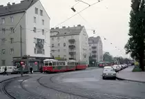 Wien Wiener Stadtwerke-Verkehrsbetriebe (WVB) SL 132 (F 730 (SGP 1964)) XXI, Floridsdorf, Matthäus-Jiszda-Straße am 2. November 1976. - Scan eines Diapositivs. Film: Kodak Ektachrome. Kamera: Leica CL.