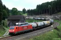 Railion 189 060-7 vor Kesselzug Richtung Kronach, KBS 840 Saalfeld - Lichtenfels, Frankenwaldbahn, fotografiert zwischen Steinbach und F�rtschendorf am 30.05.2012
