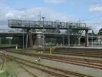 Signalbr�cke mit zwei Ausfahrsignalen,am 12.Mai 2012,in Eberswalde.