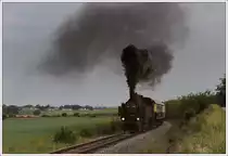 93.1420 mit ihrem 14851 von Mistelbach nach Hohenau am 28.5.2012 kurz vor Hauskirchen aufgenommen. Typisch f�r das Weinviertel, eine  so genannte Kellergasse, wie sie hier im Hintergrund zu sehen ist.