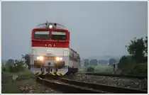 Auch der Planverkehr wurde am vergangenen Wochenende etwas dokumentiert. Im September 2011 hatte die erste 757er (757 001) der ZSSK ihre erste offizielle Fahrt. Die 757er wurden u.a. mit einem Caterpillar-Dieselmotor remotorisiert, erhielten Kameras statt Au�enspiegel und auch die F�hrerst�nde wurden klimatisiert. Mit ihren rund 2110 PS und einer H�chstgeschwindigkeit von 100 km/h wird sie heute im mittelschweren Streckendienst auf nicht elektrifizierten Strecken der ZSR mit L�nge bis 300 km eingesetzt. Das Foto zeigt 757 004 mit einem Personenzug am 2.6.2012 kurz vor der Haltestelle Ko�ťany nad Turcom. Ca. zehn 750ger und 754er sollen von �OS Zvolen auf 757er umgebaut werden. Noch eine Version von dieser Stelle, die mir pers�nlich sogar besser gef�llt. Die Version von Tom mit dem �bertele schl�gt allerdings alles!