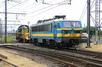 Die 7406 von der SNCB rangiert mit der E-Lok 2750 von der SNCB bei Wolken am 7.6.2012.