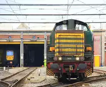 Die Dieselolk 7406 von der SNCB rangiert in Hasselt(B) bei Sonne und Wolken am 7.6.2012.