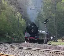Nochmal einen Nachschuss gewagt auf den Zug mit 211 019-5 und 50 3610-8 auf der Fahrt von Sontra nach Cornberg in der letzten Kurve vor dem Cornberger-Tunnel. Ich finde, Dampfloks mit roter Schlussbeleuchtung sehen immer so diabolisch aus... :-) Aufgenommen am 28.04.2012.