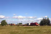 185 112 zieht am 09.06.'12 einen Containerzug durch das �rtchen Emmerke richtung Osten