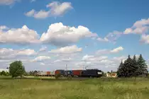 Eine MRCE ES 64 F4 zieht am 09.06.'12 einen Containerzug ostw�rts durch Emmerke