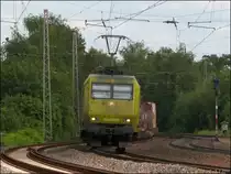 Die 145 CL 031 ist mit einen G�terzug am Haken auf der Kursbuchstrecke 480
(Aachen - K�ln) unterwegs. Hier bei Eschweiler am 5.Juni 2012.