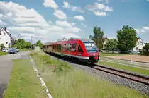BR 648 f�hrt am 9. Juni 2012 durch Birkenfeld und �ber einen Bahn�bergang.