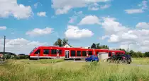 Beschrankter Bahn�bergang in Birkenfeld. �ber ihn f�hrt gerade ein LINT-Triebwagen, der in Markt Erlbach beheimatet ist.