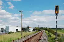 Die Strecke Neustadt Aisch - Steinach am 9. Juni. Im Hintergrund steht die Fabrik der Firma Rummel Matratzen.