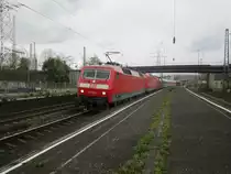 Die 120 134 f�hrt in Altbach als PBZ durch die Kurve. Aufgenommen wurde das Bild im M�rz 2012  