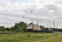 Die nicht gerade saubere 185 599 von CROSSRAIL mit KLV TTS auf der Rheintalbahn bei Wagh�usel am 9.6.2012