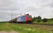 482 006 der SBB mit Kesseln auf der Rheintalbahn bei Wagh�usel am 9.6.2012