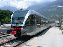 Ein neuer Diesel GTW der Vinschgaubahn wartet am Mittelbahnsteig in Meran auf die Abfahrt hinauf nach Mals. (12.05.2005)