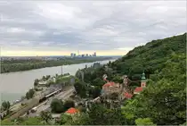 Am 9. Juni 2012 wurden auf der Franzl-Bahn zwischen Wien/Heiligenstadt und Sigmundsherberg zwei Dampf-Sonderz�ge in Verkehr gesetzt. Den Anfang machte die 33 132 von Brenner & Brenner, welche hier am Fu�e des Leopoldsbergs das Wiener Kahlenbergerdorf passiert. 