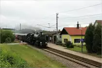 310 23 am 9. Juni 2012 als Zug SR14761 (Sigmundsherberg-Wien/Heiligenstadt) bei der Durchfahrt in der Haltestelle Klein Meiselsdorf-Maria Dreieichen.  