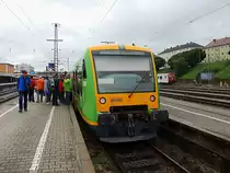 VT18 sowie VT17 der Waldbahn werden, trotz Regenwetter, im Einsatz als P13 f�r die Ilztalbahn in Passau-Hbf. regelrecht gest�rmt; 120609