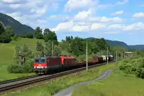 Am 05.06.12 ziehen 1144 200 und eine 1016 den DG 45223 von Villach S�d Gvbf Ausfgr in Ri. Tarvisio. Hier bei Neuhaus an der Gail.