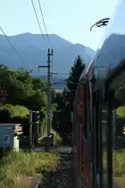 Blick auf eine SZ 541, den Bahn�bergang in der Villacher G�terumfahrung und die Berge aus einem slowenischen ABl mit �ffnungsbaren Fenstern.
Der Wagen war am 05.06.12 im D315 von Villach Hbf nach Beograd eingereiht.
Bis zur Er�ffnung der neuen Villacher Drau Br�cke fahren alle Z�ge in Richtung Jesenice / Rosenbach von Gleis 8 ab.