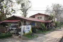 Aufnahmsgebäude der Tah Sak Station, Blickrichtung Bangkok, am 15.März 2012. 

