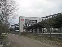 2226.03.09, Rummelsburg Betriebsbahnhof (S-Bahn), modernste Personenbef�rderung vom Bahnsteig zur Stra�e: Lift mit zwei Freiheitsgraden: vertikal und horizontal