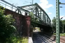 Die untere Strecke f�hrt zum G�terbahnhof Karlsruhe.
Die obere Strecke f�hrt von Durlach kommend nach Karlsruhe Hbf.