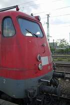 110 415 mit aerodynamischer Bgelfalte abgestellt im Ludwigshafener Hbf. (12.05.12)