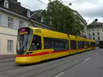 Tango mit der Betriebsnummer 164 auf der Linie 11 f�hrt den Steinenberg hinunter zur Haltestelle Barf�sserplatz. Die Aufnahme stammt vom 09.06.2012.