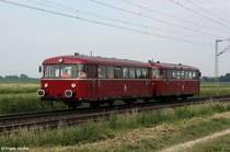 Motorwagen VT 798 706-8 + Steuerwagen 998 840-3 der Passauer Eisenbahnfreunde unterwegs im Rahmen des Sonderzugprogrammes „Mit dem Schienenbus von Mnchen nach Passau“ der IBSE ( Interessengemeinschaft zur Bereisung von Straenbahn und Eisenbahnstrecken e.V. ), KBS 880 Nrnberg - Passau, fotografiert bei Radldorf am 28.05.2012

