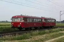 Motorwagen VT 798 706-8 + Steuerwagen 998 840-3 der Passauer Eisenbahnfreunde unterwegs im Rahmen des Sonderzugprogrammes „Mit dem Schienenbus von M�nchen nach Passau“ der IBSE ( Interessengemeinschaft zur Bereisung von Stra�enbahn und Eisenbahnstrecken e.V. ), KBS 880 N�rnberg - Passau, fotografiert bei Radldorf am 28.05.2012

